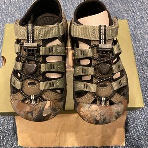 NIB Keen kids waterproof sandals. Never worn. Still in box. Size 11.